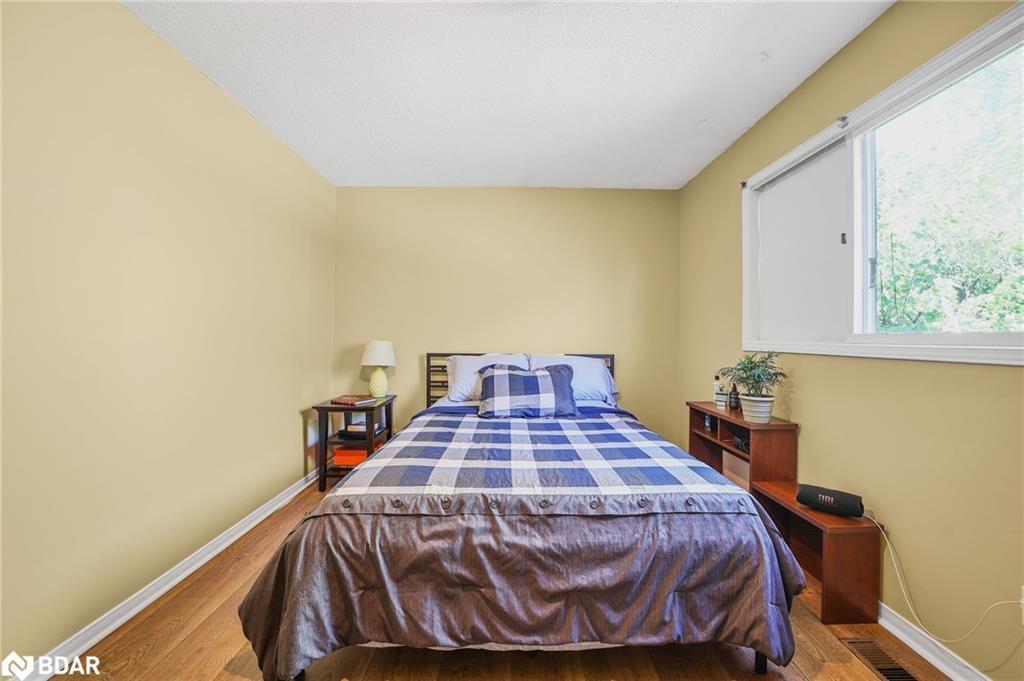 45 Garden Drive, Barrie, ON - Indoor Photo Showing Bedroom