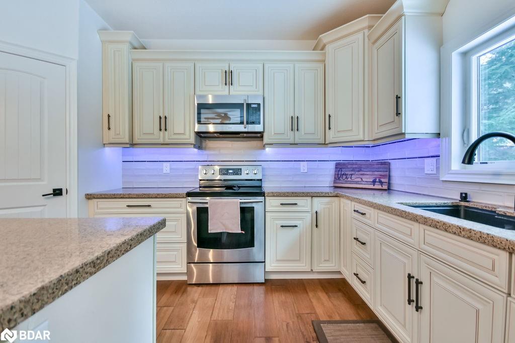 22 Marni Lane, Phelpston, ON - Indoor Photo Showing Kitchen With Upgraded Kitchen