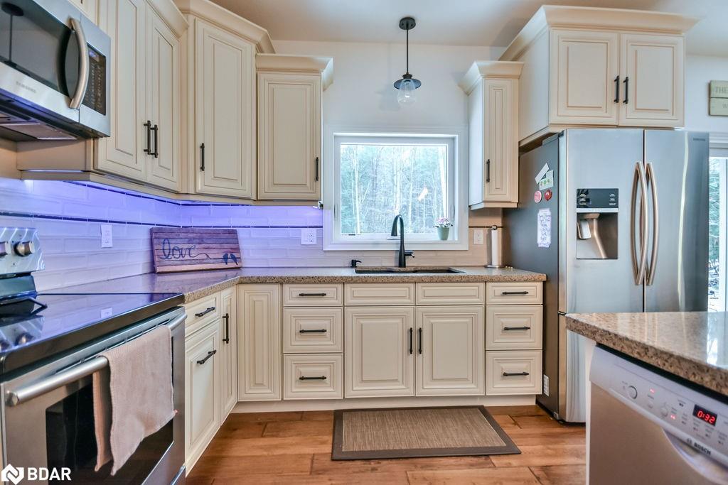 22 Marni Lane, Phelpston, ON - Indoor Photo Showing Kitchen With Upgraded Kitchen