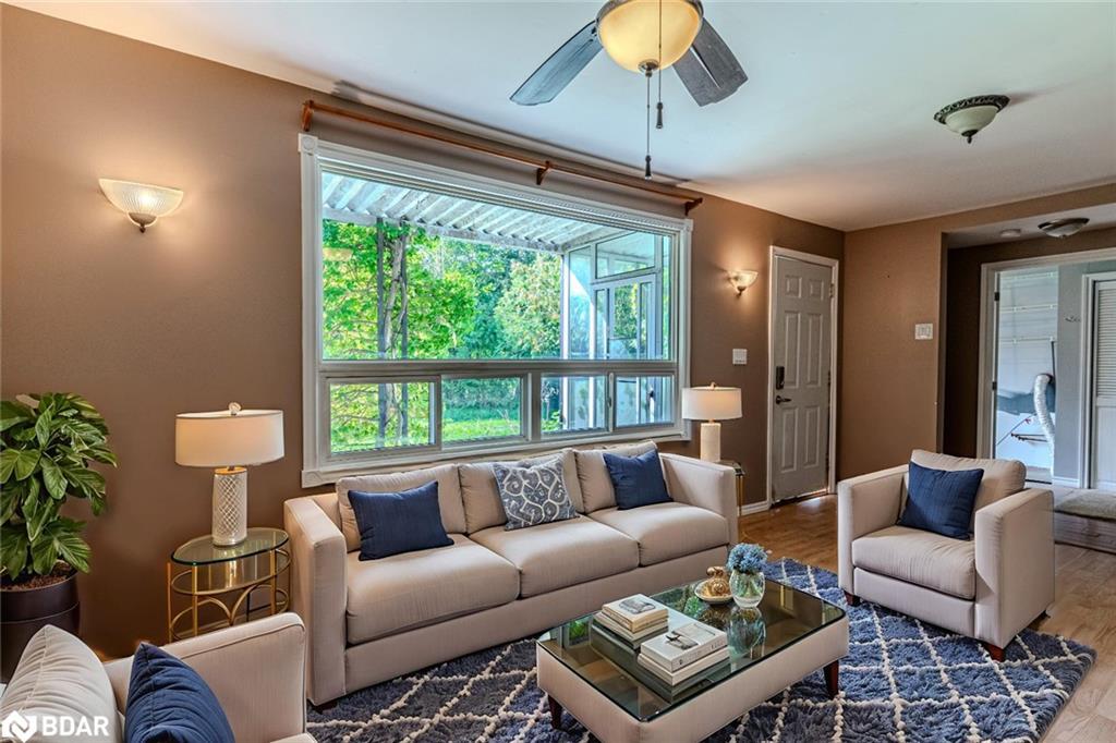 2125 Willard Avenue, Innisfil, ON - Indoor Photo Showing Living Room