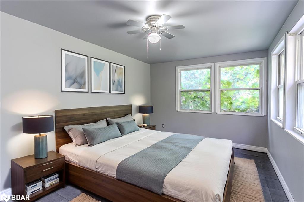 2125 Willard Avenue, Innisfil, ON - Indoor Photo Showing Bedroom