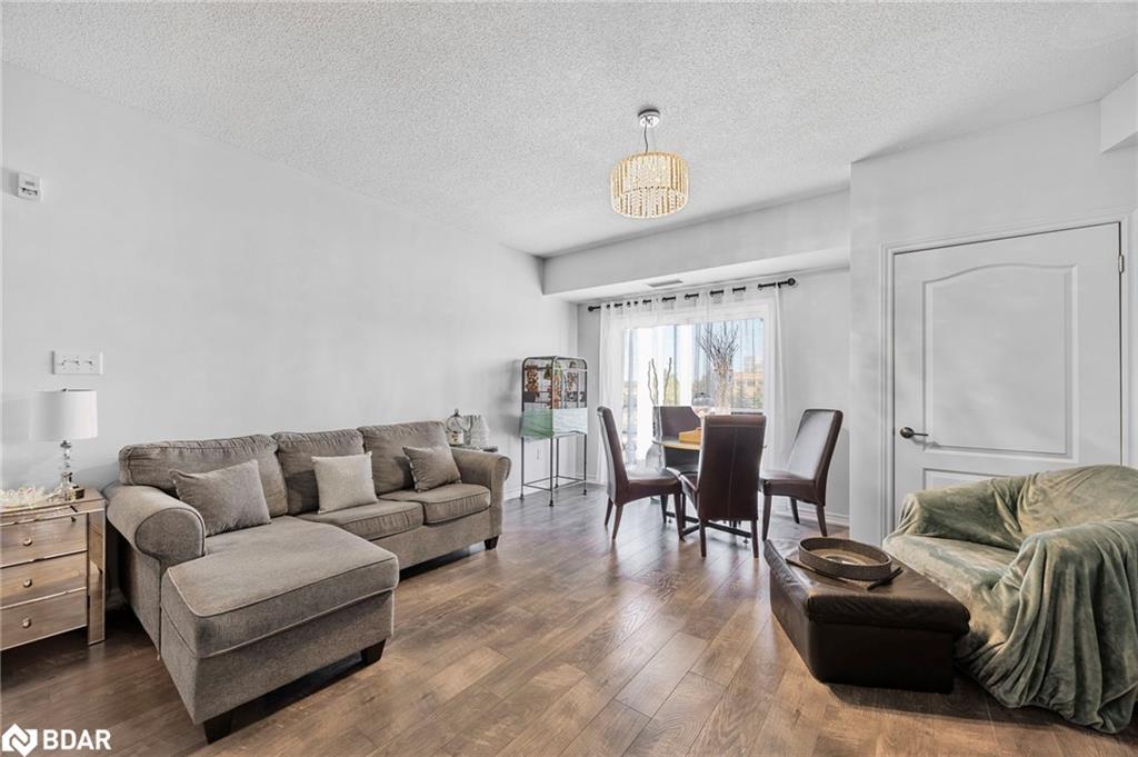 205-720 Yonge Street, Barrie, ON - Indoor Photo Showing Living Room