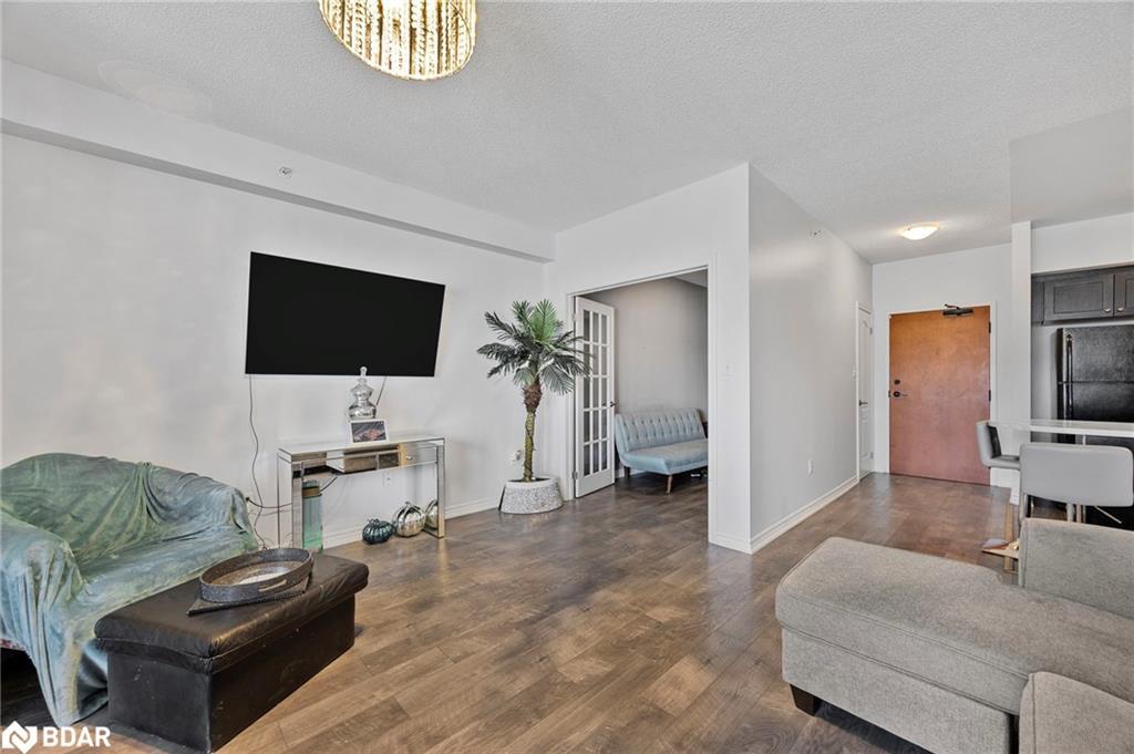 205-720 Yonge Street, Barrie, ON - Indoor Photo Showing Living Room