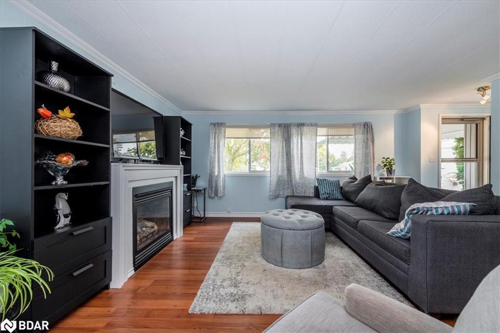 5 Broadway Avenue, Innisfil, ON - Indoor Photo Showing Living Room With Fireplace
