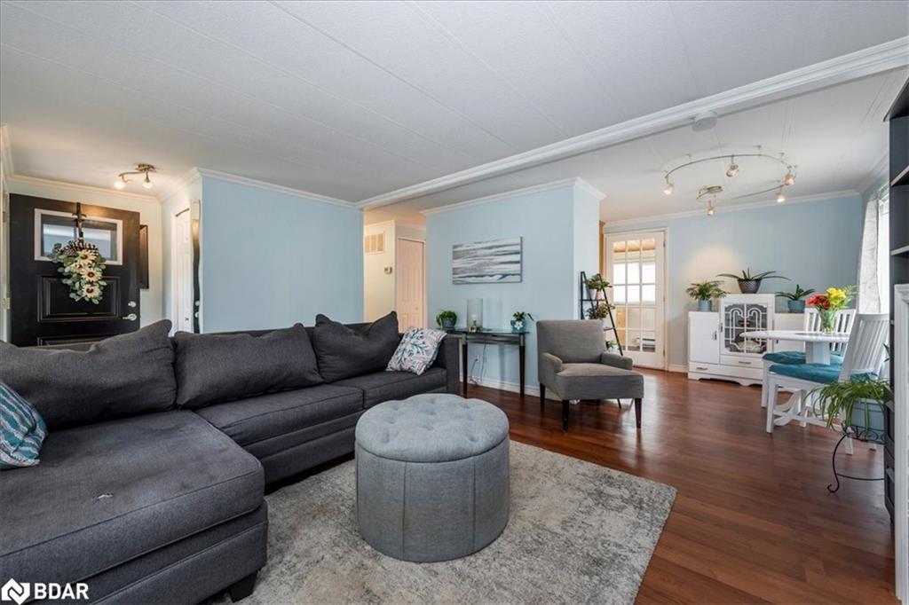5 Broadway Avenue, Innisfil, ON - Indoor Photo Showing Living Room