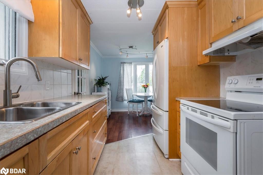 5 Broadway Avenue, Innisfil, ON - Indoor Photo Showing Kitchen With Double Sink