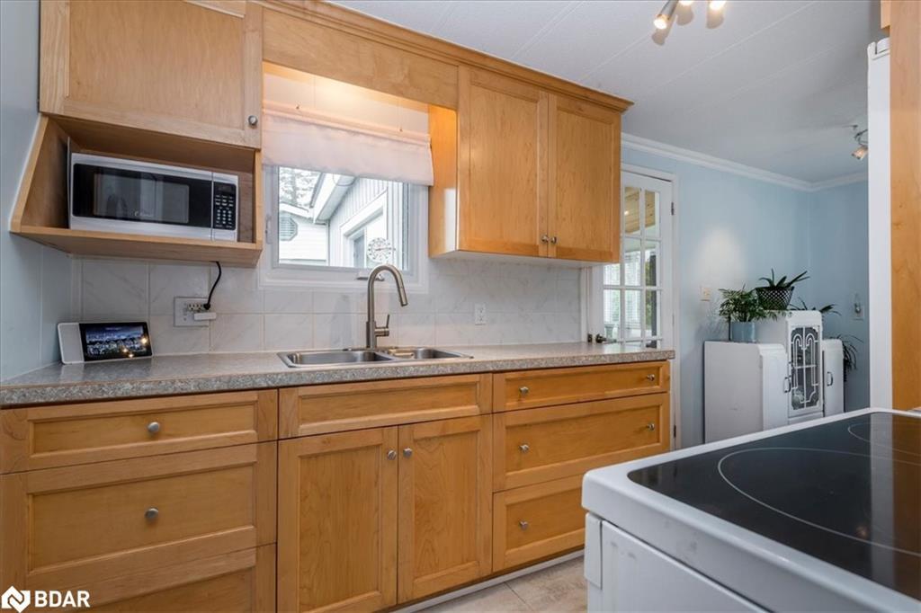 5 Broadway Avenue, Innisfil, ON - Indoor Photo Showing Kitchen With Double Sink