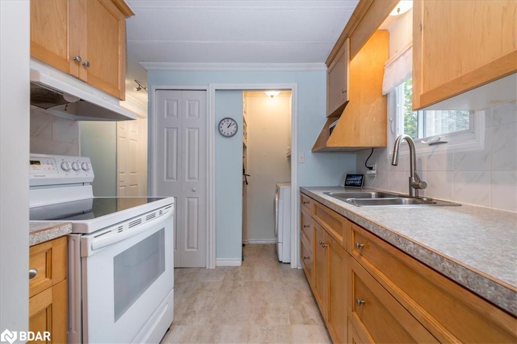 5 Broadway Avenue, Innisfil, ON - Indoor Photo Showing Kitchen With Double Sink