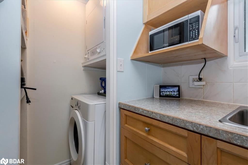 5 Broadway Avenue, Innisfil, ON - Indoor Photo Showing Laundry Room