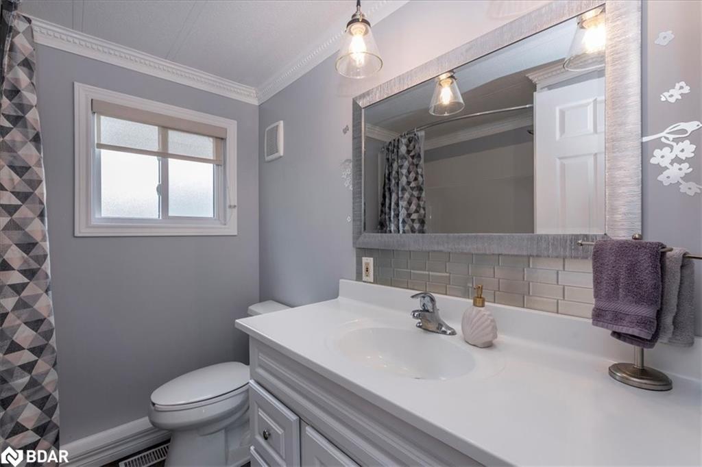 5 Broadway Avenue, Innisfil, ON - Indoor Photo Showing Bathroom