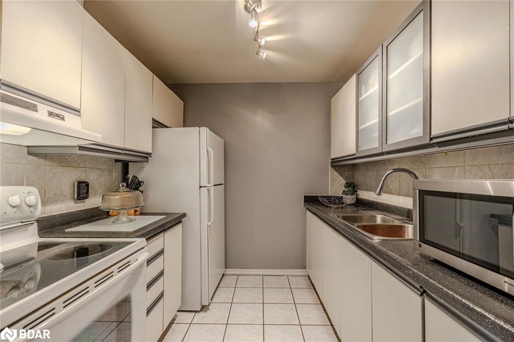 E9-167 Edgehill Drive, Barrie, ON - Indoor Photo Showing Kitchen With Double Sink