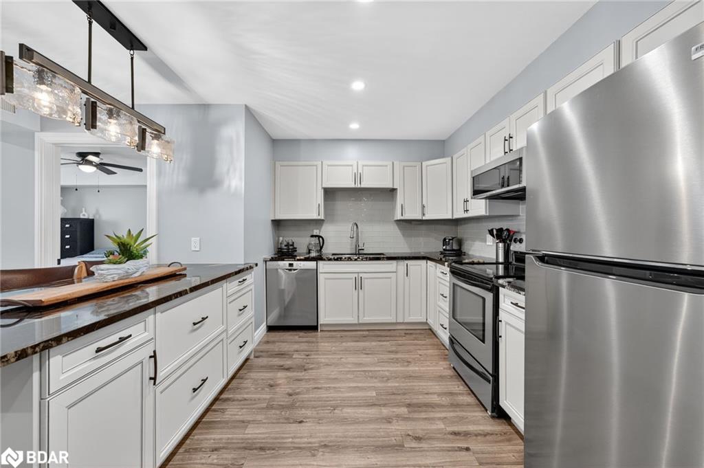B08-126 Bell Farm Road, Barrie, ON - Indoor Photo Showing Kitchen With Double Sink With Upgraded Kitchen
