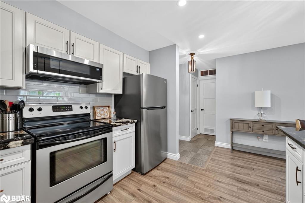 B08-126 Bell Farm Road, Barrie, ON - Indoor Photo Showing Kitchen