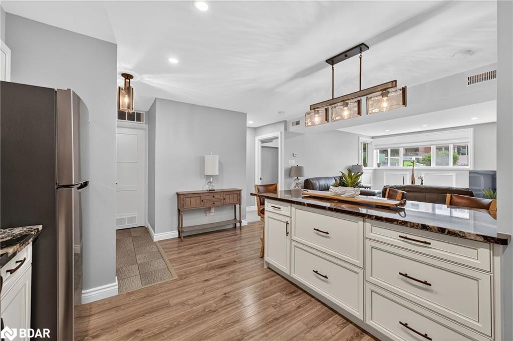 B08-126 Bell Farm Road, Barrie, ON - Indoor Photo Showing Kitchen