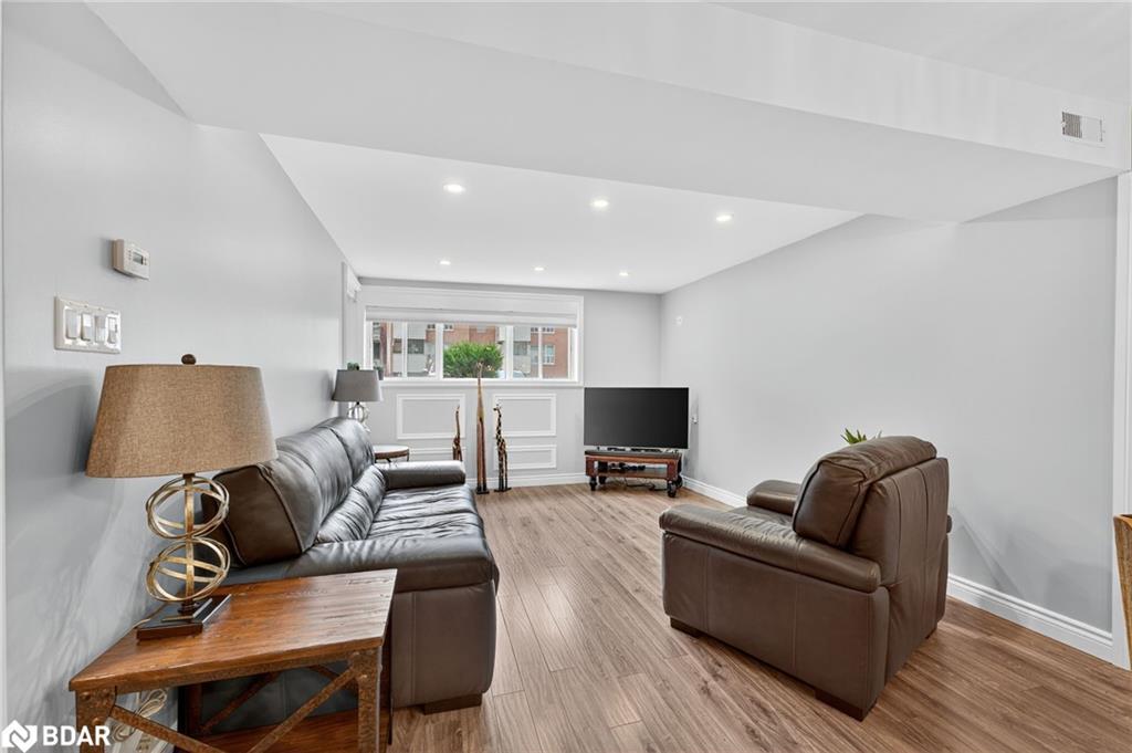 B08-126 Bell Farm Road, Barrie, ON - Indoor Photo Showing Living Room
