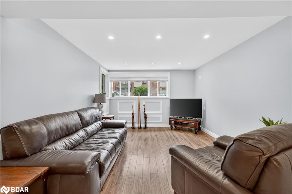 B08-126 Bell Farm Road, Barrie, ON - Indoor Photo Showing Living Room