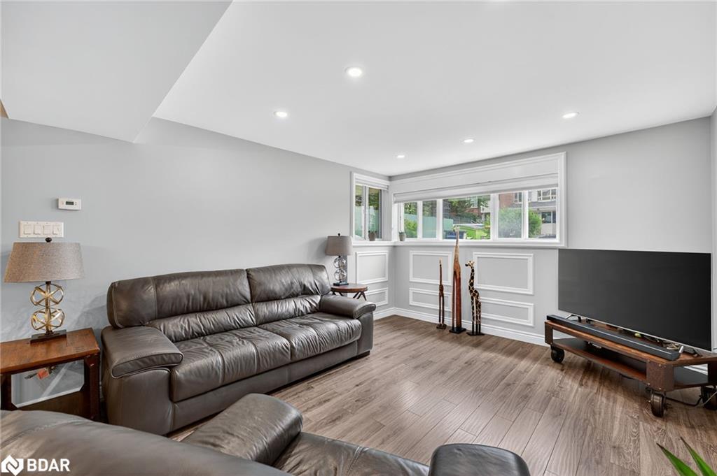 B08-126 Bell Farm Road, Barrie, ON - Indoor Photo Showing Living Room
