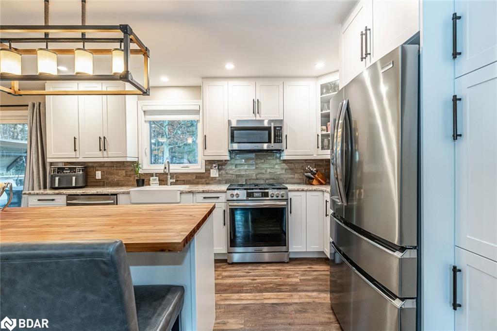 45 Evergreen Avenue, Tiny, ON - Indoor Photo Showing Kitchen With Stainless Steel Kitchen With Upgraded Kitchen