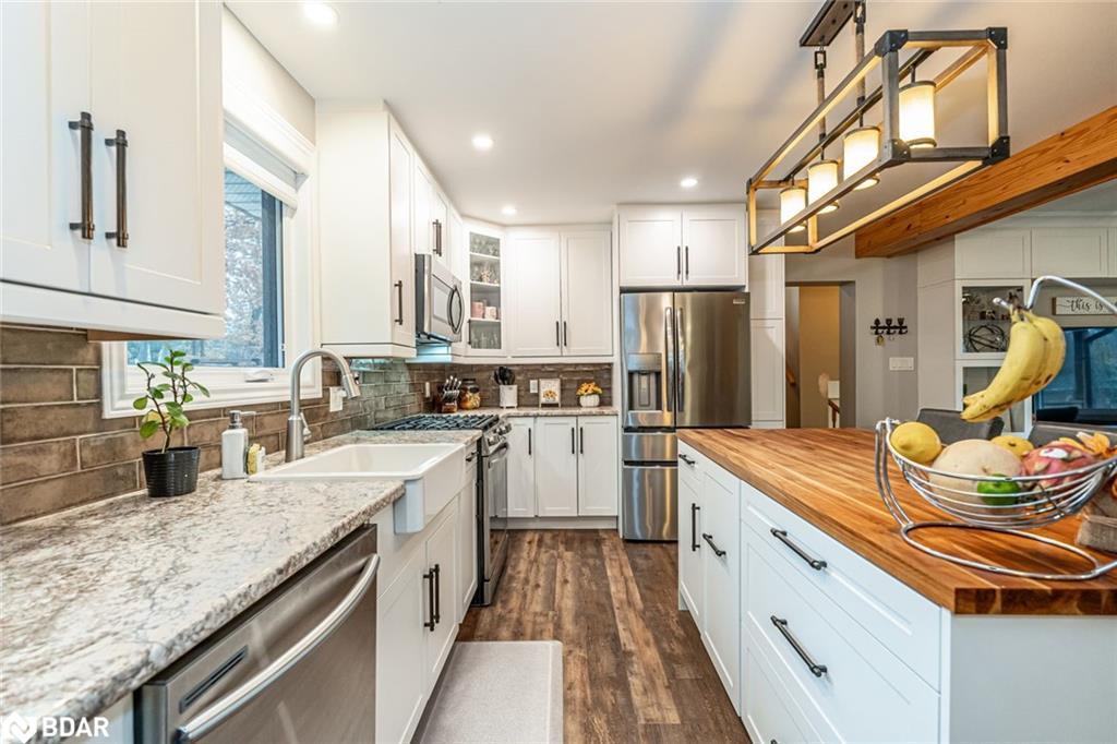 45 Evergreen Avenue, Tiny, ON - Indoor Photo Showing Kitchen With Stainless Steel Kitchen With Upgraded Kitchen
