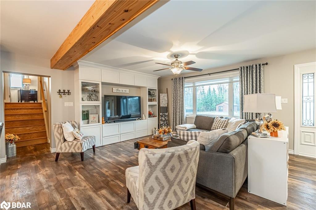 45 Evergreen Avenue, Tiny, ON - Indoor Photo Showing Living Room