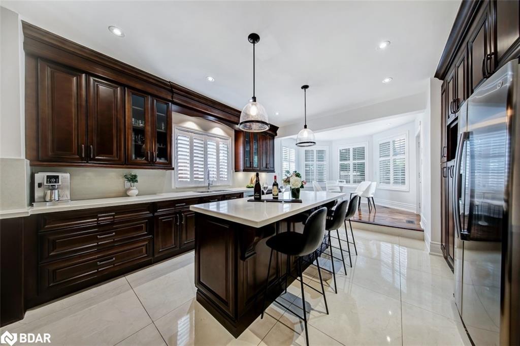 6 Colton Crescent S, Vaughan, ON - Indoor Photo Showing Kitchen With Upgraded Kitchen