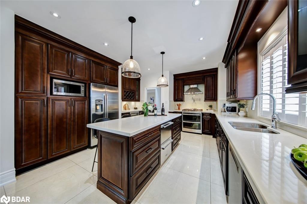 6 Colton Crescent S, Vaughan, ON - Indoor Photo Showing Kitchen With Double Sink With Upgraded Kitchen