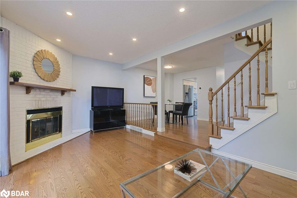 34-800 Upper Paradise Road, Hamilton, ON - Indoor Photo Showing Living Room With Fireplace