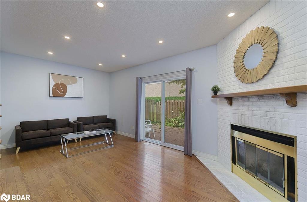 34-800 Upper Paradise Road, Hamilton, ON - Indoor Photo Showing Living Room With Fireplace