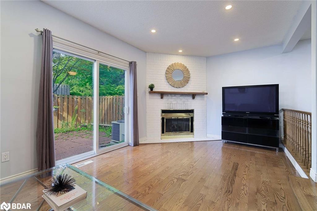 34-800 Upper Paradise Road, Hamilton, ON - Indoor Photo Showing Living Room With Fireplace