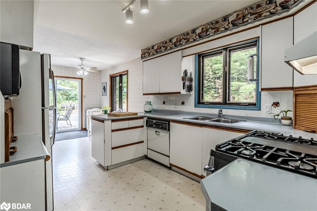 1506 Torpitt Road, Severn, ON - Indoor Photo Showing Kitchen With Double Sink