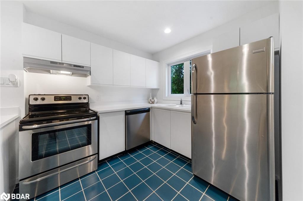 548 Oxbow Crescent, Collingwood, ON - Indoor Photo Showing Kitchen