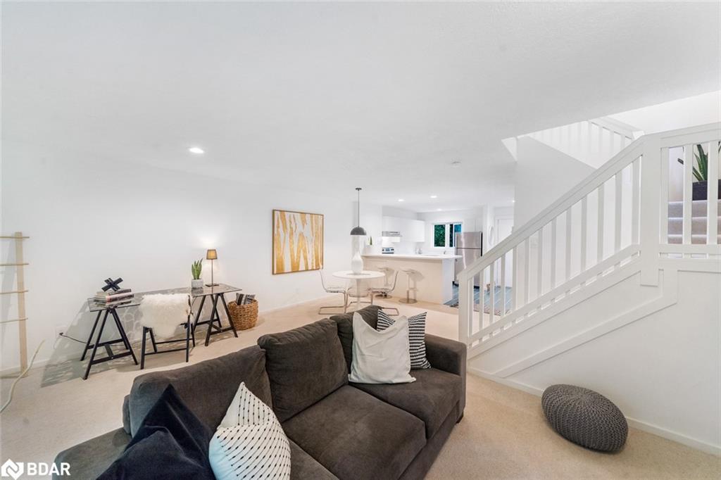 548 Oxbow Crescent, Collingwood, ON - Indoor Photo Showing Living Room