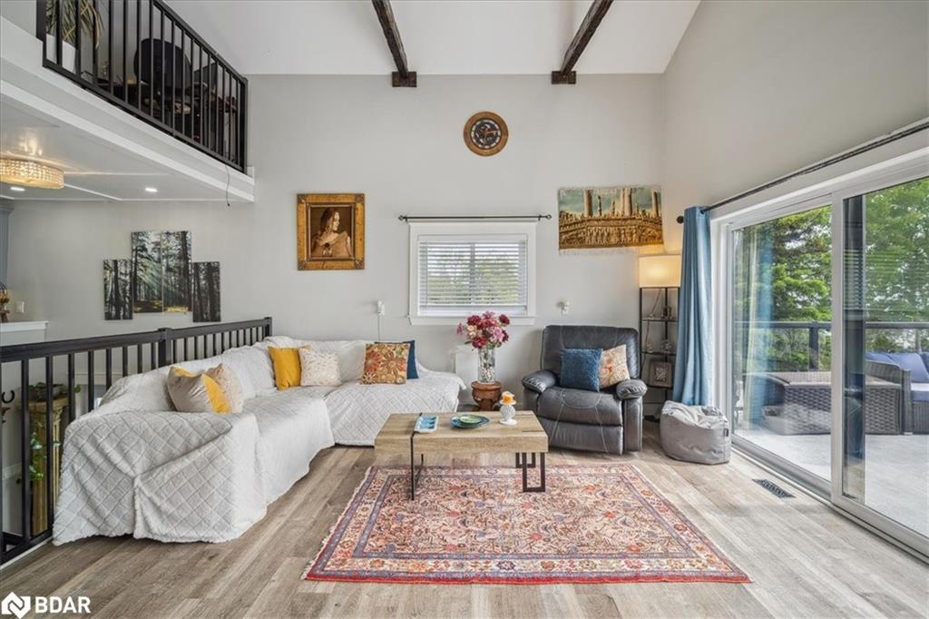 339520 Presqu'Ile Road, Georgian Bluffs, ON - Indoor Photo Showing Living Room