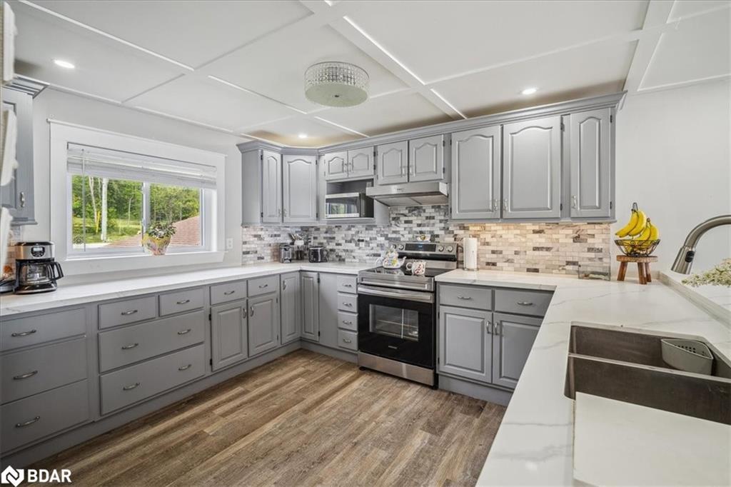 339520 Presqu'Ile Road, Georgian Bluffs, ON - Indoor Photo Showing Kitchen With Upgraded Kitchen
