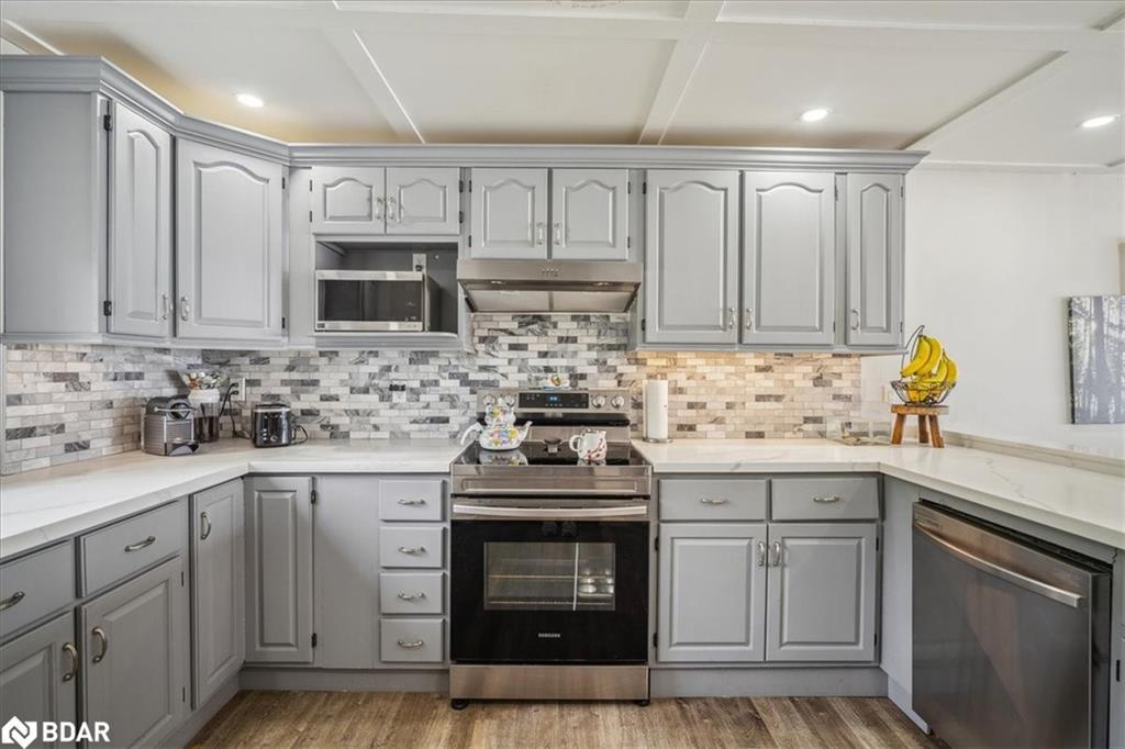 339520 Presqu'Ile Road, Georgian Bluffs, ON - Indoor Photo Showing Kitchen With Upgraded Kitchen
