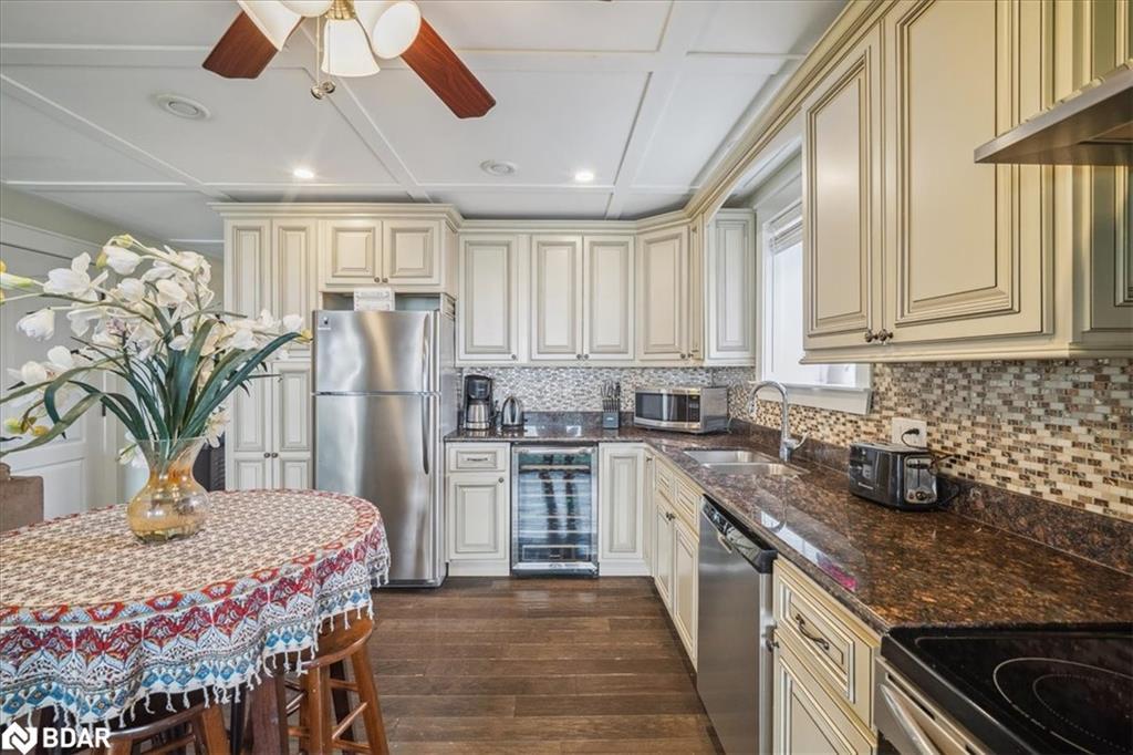 339520 Presqu'Ile Road, Georgian Bluffs, ON - Indoor Photo Showing Kitchen With Double Sink