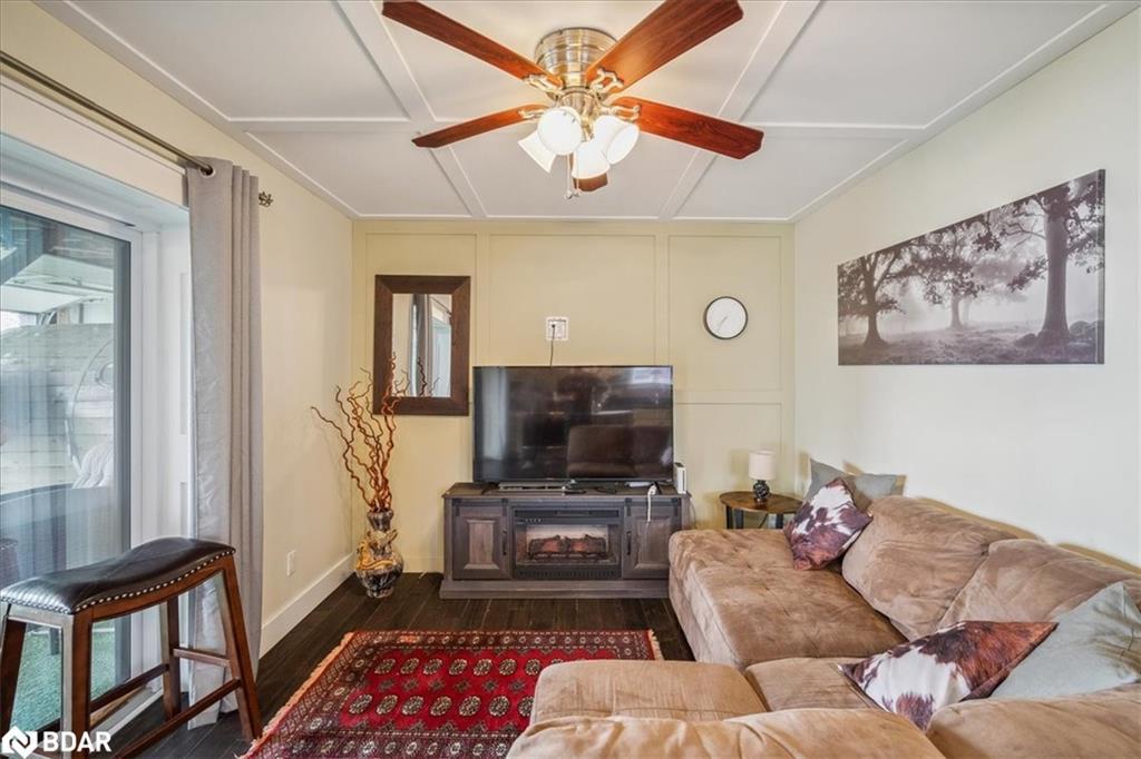 339520 Presqu'Ile Road, Georgian Bluffs, ON - Indoor Photo Showing Living Room