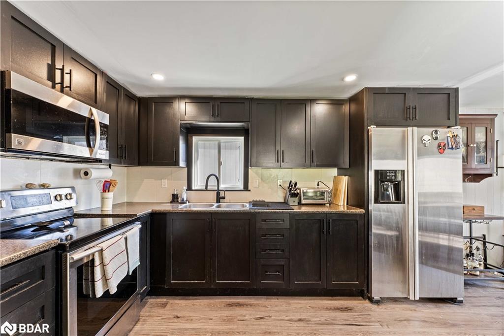 2 East Street, Angus, ON - Indoor Photo Showing Kitchen With Double Sink