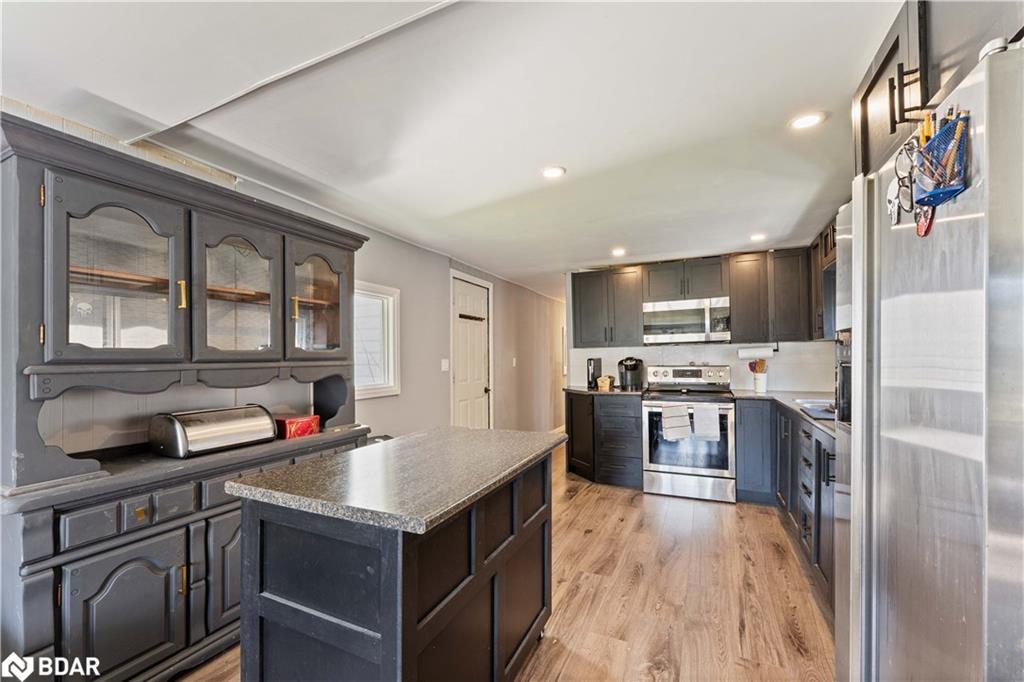 2 East Street, Angus, ON - Indoor Photo Showing Kitchen