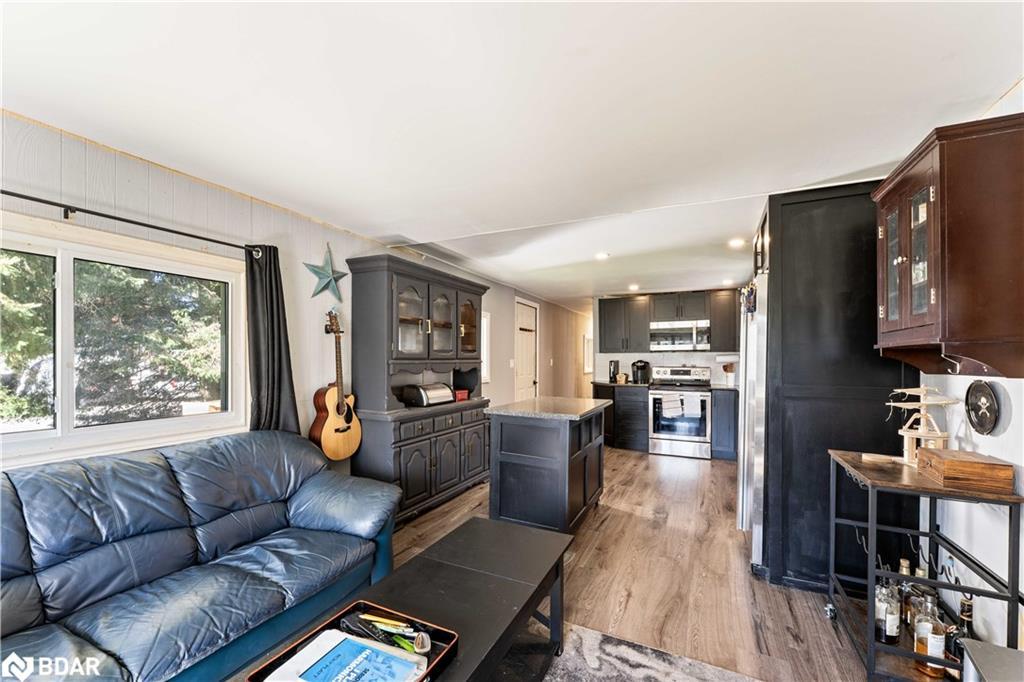 2 East Street, Angus, ON - Indoor Photo Showing Living Room