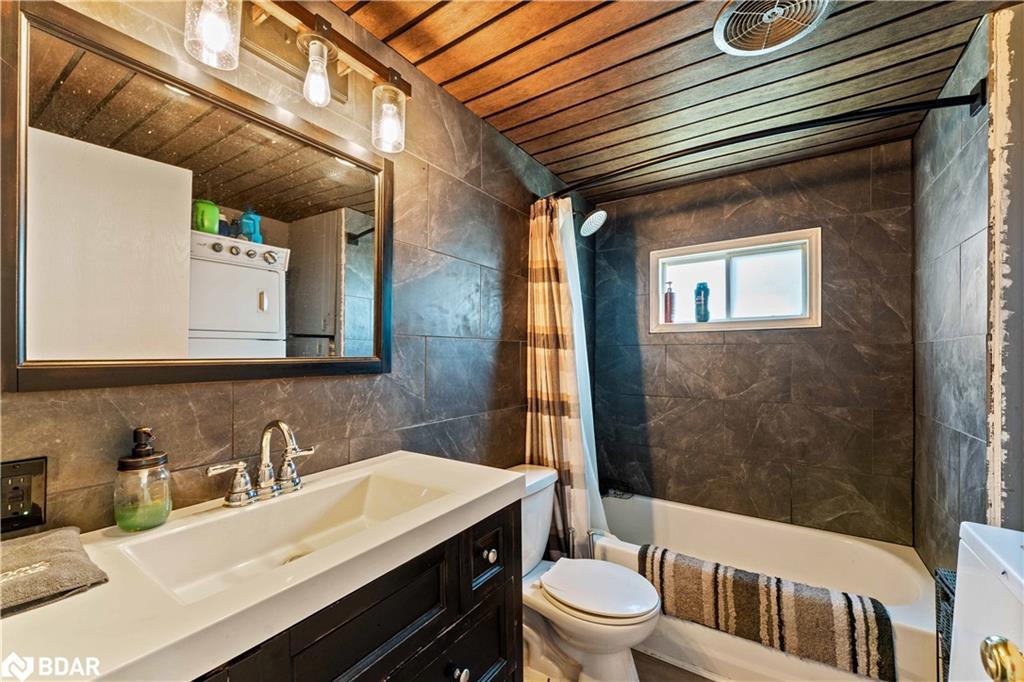 2 East Street, Angus, ON - Indoor Photo Showing Bathroom