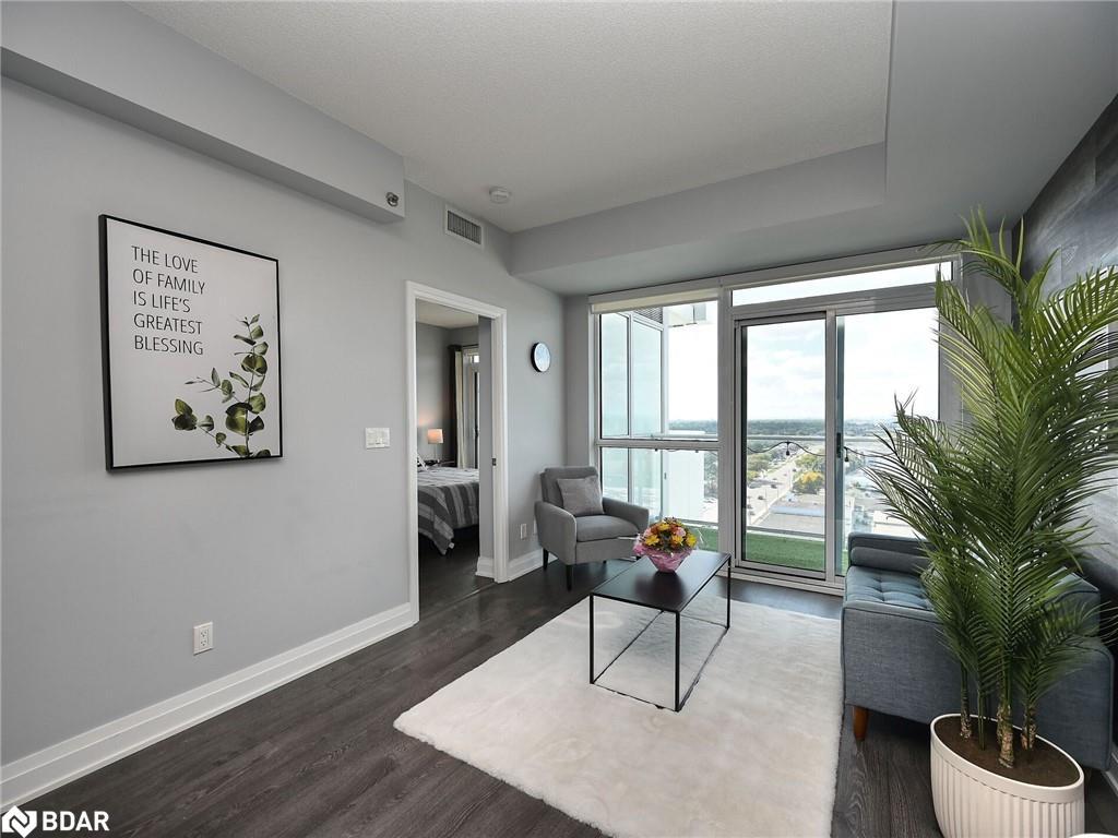 1210-55 Speers Road, Oakville, ON - Indoor Photo Showing Living Room