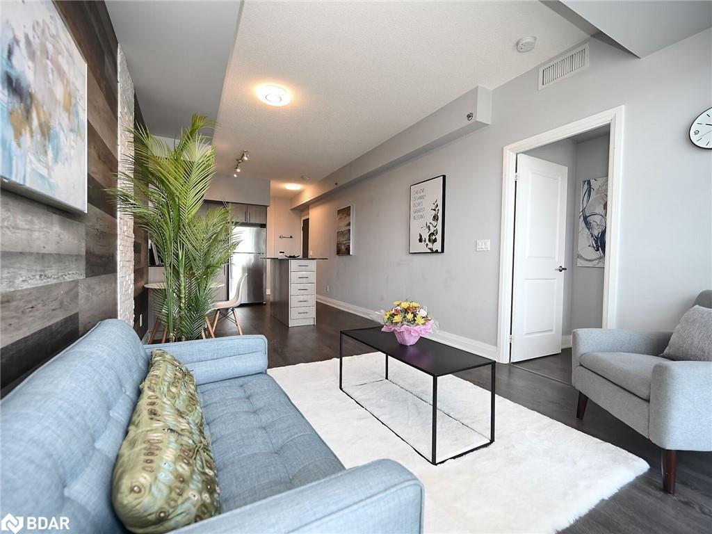1210-55 Speers Road, Oakville, ON - Indoor Photo Showing Living Room