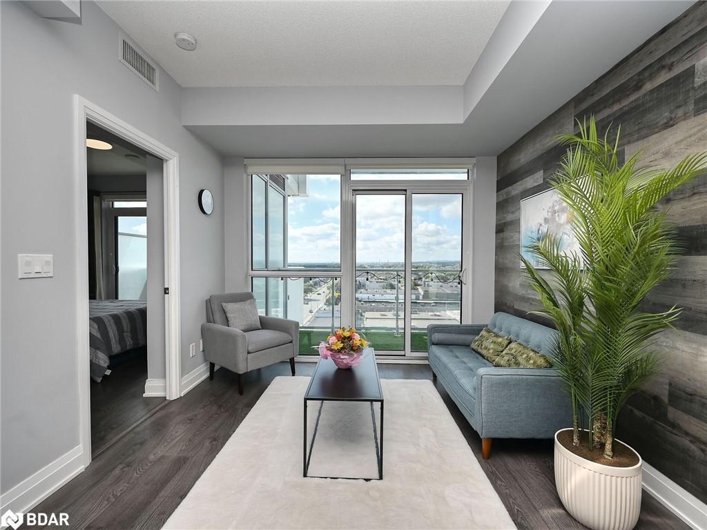1210-55 Speers Road, Oakville, ON - Indoor Photo Showing Living Room