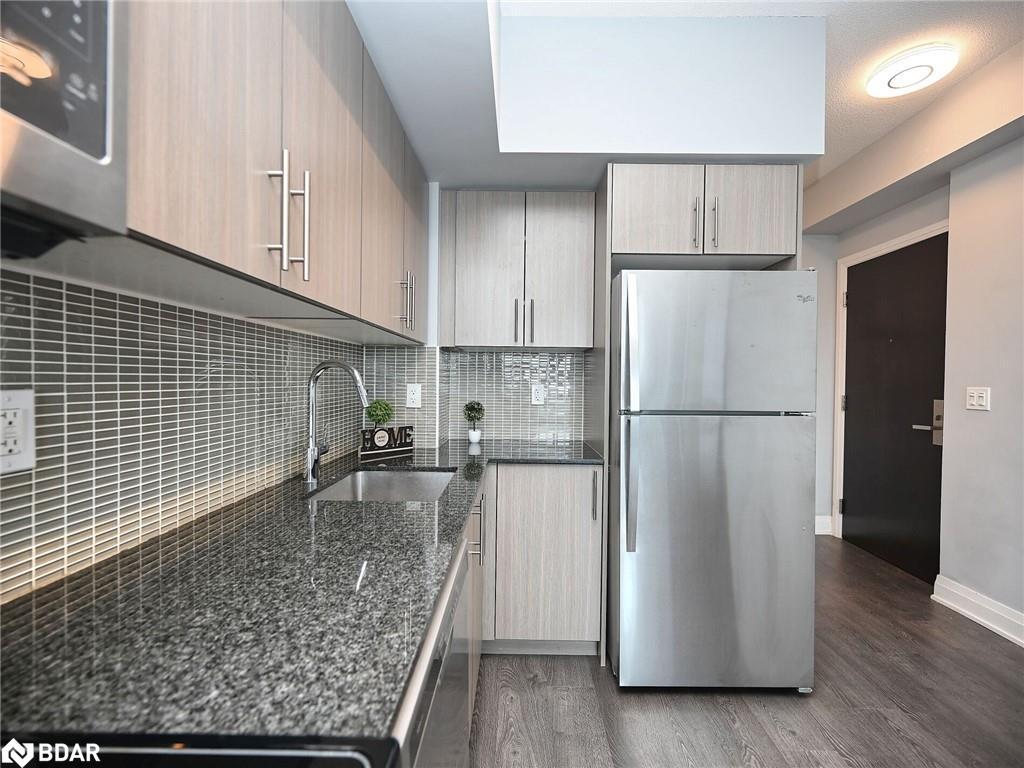 1210-55 Speers Road, Oakville, ON - Indoor Photo Showing Kitchen