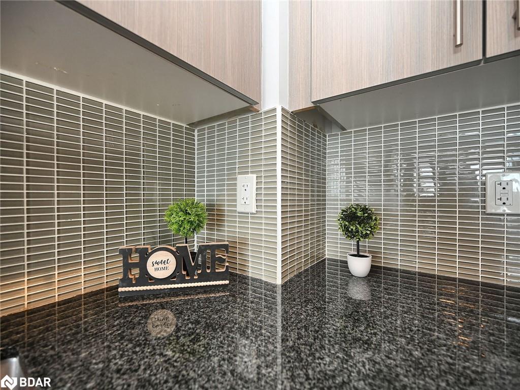 1210-55 Speers Road, Oakville, ON - Indoor