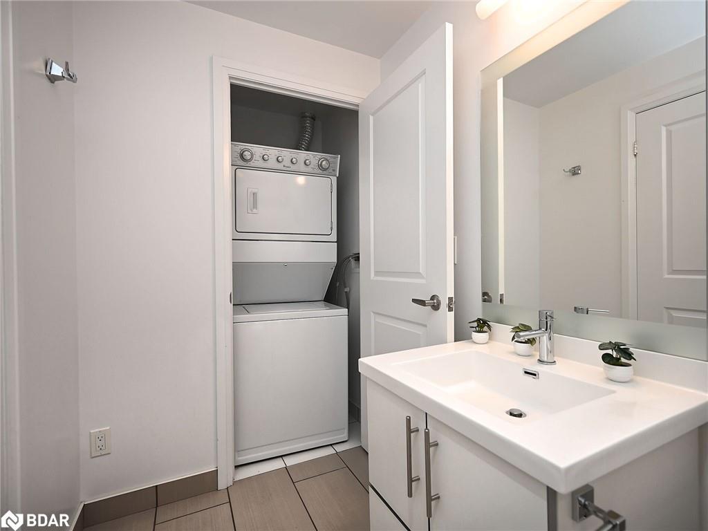 1210-55 Speers Road, Oakville, ON - Indoor Photo Showing Laundry Room
