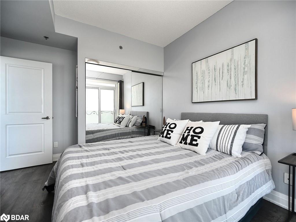 1210-55 Speers Road, Oakville, ON - Indoor Photo Showing Bedroom