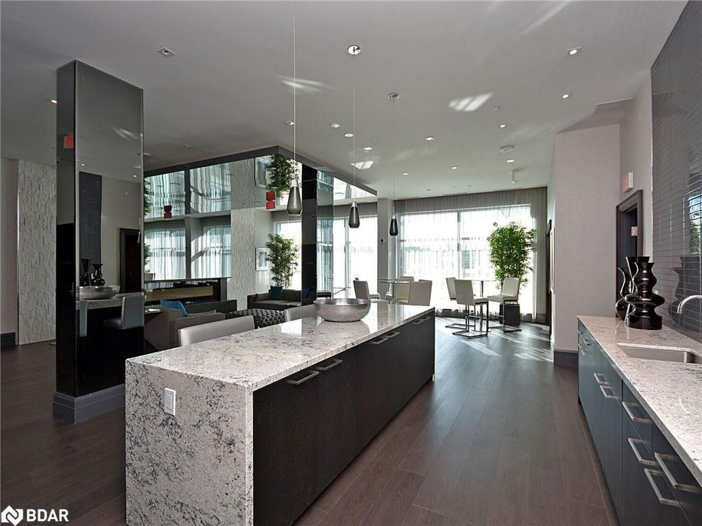 1210-55 Speers Road, Oakville, ON - Indoor Photo Showing Kitchen With Upgraded Kitchen