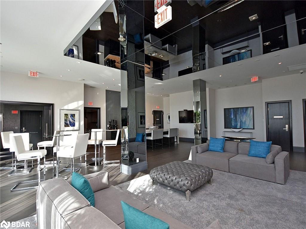 1210-55 Speers Road, Oakville, ON - Indoor Photo Showing Living Room